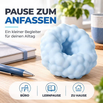 Blauer Squishy neben Notizbuch und Stift
