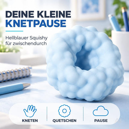 Hellblauer Knetball auf einem Schreibtisch
