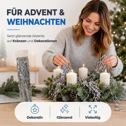 Silbernes Lametta als Weihnachtsdekoration – an einem Adventskranz