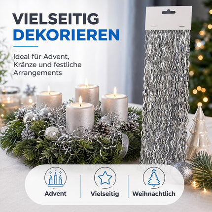 Silbernes Lametta als Weihnachtsdekoration – neben einem Adventskranz