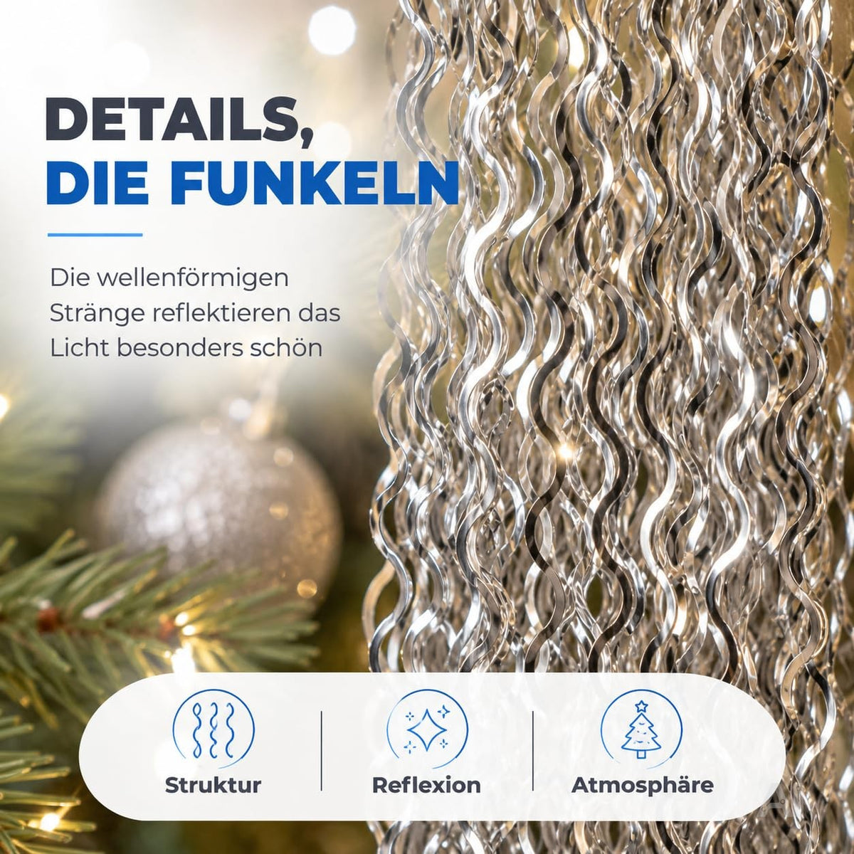 Silbernes Lametta als Weihnachtsdekoration – Nahaufnahme der gewellten Stränge