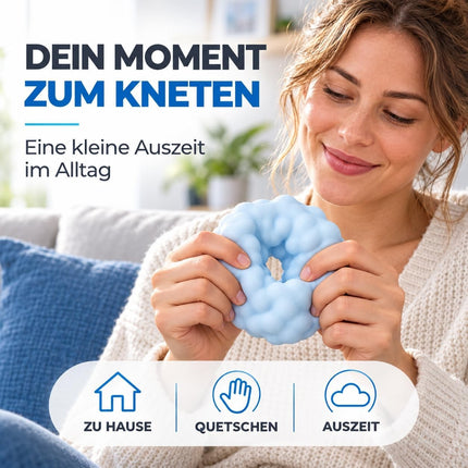 Blauer Knetball beim Kneten während einer Pause zu Hause