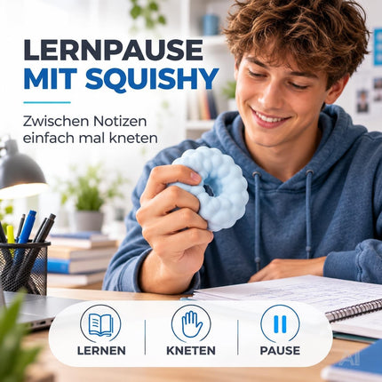 Blauer Knetball als Beschäftigung während einer Lernpause