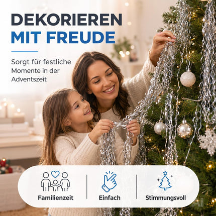 Silbernes Lametta als Weihnachtsdekoration – beim Schmücken eines Weihnachtsbaums