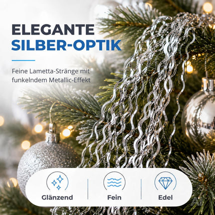 Silbernes Lametta als Weihnachtsdekoration – zwischen Tannenzweigen