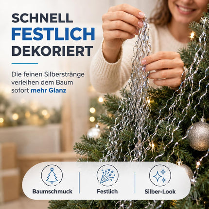 Silbernes Lametta als Weihnachtsdekoration – beim Anbringen am Weihnachtsbaum