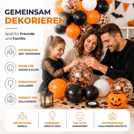 Familie beim Dekorieren mit orangefarbenen, schwarzen, weißen und transparenten Halloween-Ballons.