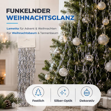 Silbernes Lametta als Weihnachtsdekoration – am geschmückten Weihnachtsbaum