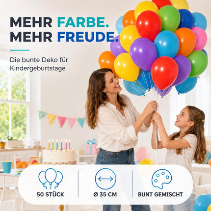 Mutter und Kind mit bunten Luftballons bei einer Feier